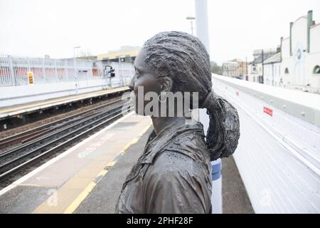 Il pezzo di piattaforme, ritenuto essere la prima rappresentazione del popolo nero in inghilterra creato dallo scultore Kevin Atherton, è stato installato per la prima volta nel 1986. Foto Stock