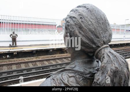 Il pezzo di piattaforme, ritenuto essere la prima rappresentazione del popolo nero in inghilterra creato dallo scultore Kevin Atherton, è stato installato per la prima volta nel 1986. Foto Stock