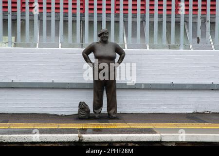 Il pezzo di piattaforme, ritenuto essere la prima rappresentazione del popolo nero in inghilterra creato dallo scultore Kevin Atherton, è stato installato per la prima volta nel 1986. Foto Stock