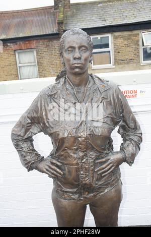 Il pezzo di piattaforme, ritenuto essere la prima rappresentazione del popolo nero in inghilterra creato dallo scultore Kevin Atherton, è stato installato per la prima volta nel 1986. Foto Stock