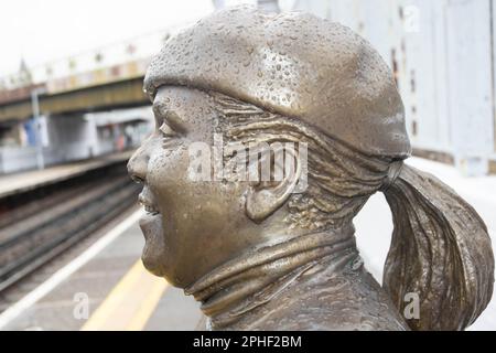 Il pezzo di piattaforme, ritenuto essere la prima rappresentazione del popolo nero in inghilterra creato dallo scultore Kevin Atherton, è stato installato per la prima volta nel 1986. Foto Stock