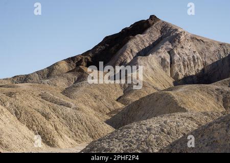 Un paesaggio pittoresco caratterizzato da colline ondulate e formazioni desertiche Foto Stock