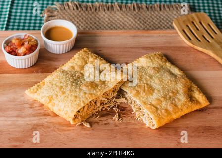 Un primo piano di alta qualità di un piatto colorato riempito con vari tipi di carne cotta Foto Stock