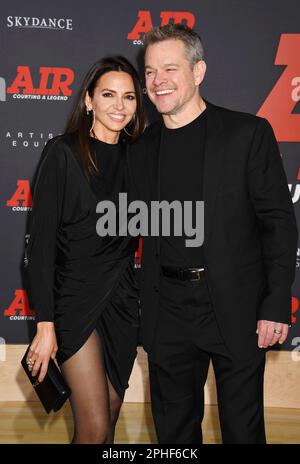 LOS ANGELES, CALIFORNIA - MARZO 27: (L-R) Luciana Barroso e Matt Damon partecipano alla prima mondiale di 'AIR' degli Amazon Studios al Regency Village Theatre ON Foto Stock
