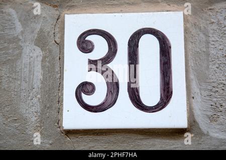 Numero trenta sulla facciata dell'edificio Foto Stock