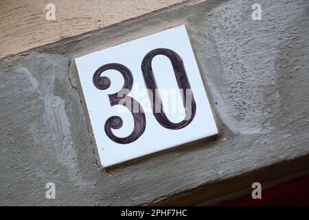 Numero trenta sulla facciata dell'edificio Foto Stock