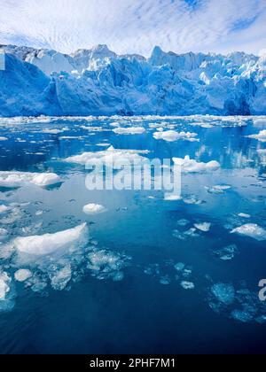 Ghiacciaio di Brueckner. Paesaggio nel fiordo Johan Petersen, un ramo del fiordo di Sermilik (Sermiligaaaq) nella regione Ammassalik della Groenlandia orientale. Foto Stock