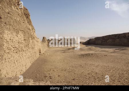 Il massiccio di mattoni di fango involucro del re Khasekhemwy della Seconda Dinastia a Shunet el Zebib, Abydos medio Egitto Foto Stock