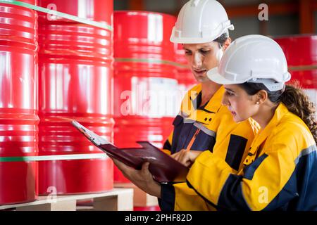 Una nuova generazione di ingegneri in una fabbrica di lamiere. Studiare metodi di lavoro da supervisori o colleghi e studiare da soli essere insegnato prof Foto Stock