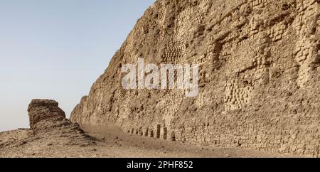 Il massiccio di mattoni di fango involucro del re Khasekhemwy della Seconda Dinastia a Shunet el Zebib, Abydos medio Egitto Foto Stock