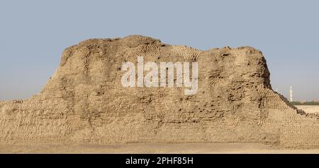 Il massiccio di mattoni di fango involucro del re Khasekhemwy della Seconda Dinastia a Shunet el Zebib, Abydos medio Egitto Foto Stock