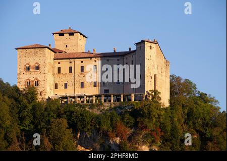 1September 18, 2022 – Europa, Italia, Lombardia, Varese, Lago maggiore, lago Angera con pescatori e coppia in panchina. Foto Stock