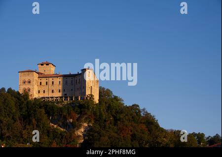 1September 18, 2022 – Europa, Italia, Lombardia, Varese, Lago maggiore, lago Angera con pescatori e coppia in panchina. Foto Stock