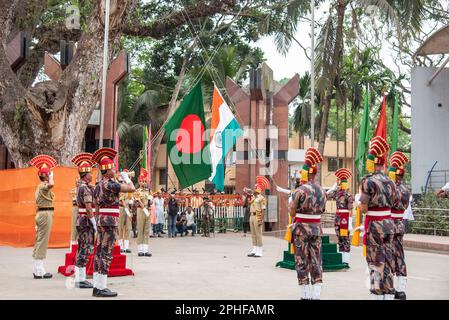 Bangaon, India. 26th Mar, 2023. La gente partecipa a una cerimonia di ritiro congiunta di BSF (Border Security Force) e BGB (Border Guard Bangladesh) al confine tra Petrapole-Benapole Indo-Bangla, il 52nd° giorno dell'Indipendenza del Bangladesh, tenutosi nel Bengala Occidentale, Bangladesh il 26 marzo 2023. (Foto di Amlan Biswas/Pacific Press/Sipa USA) Credit: Sipa USA/Alamy Live News Foto Stock