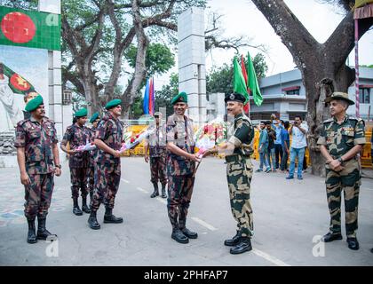 Bangaon, India. 26th Mar, 2023. La gente partecipa a una cerimonia di ritiro congiunta di BSF (Border Security Force) e BGB (Border Guard Bangladesh) al confine tra Petrapole-Benapole Indo-Bangla, il 52nd° giorno dell'Indipendenza del Bangladesh, tenutosi nel Bengala Occidentale, Bangladesh il 26 marzo 2023. (Foto di Amlan Biswas/Pacific Press/Sipa USA) Credit: Sipa USA/Alamy Live News Foto Stock