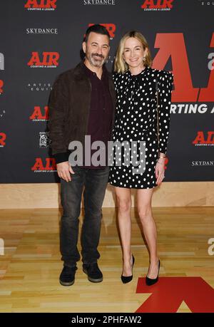 Los Angeles, California, Stati Uniti. 27th Mar, 2023. (L-R) Jimmy Kimmel e Molly McNearney partecipano alla prima mondiale di 'AIR' degli Amazon Studios al Regency Village Theatre il 27 marzo 2023 a Los Angeles, California. Credit: Jeffrey Mayer/JTM Photos/Media Punch/Alamy Live News Foto Stock