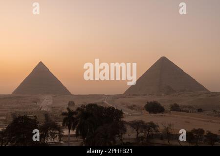 Una vista delle Piramidi di Giza al tramonto in Egitto Foto Stock
