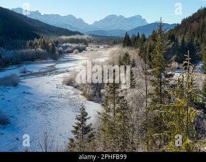 Vista verso la catena montuosa di Wallgau e Wetterstein. Paesaggio durante l'inverno al fiume Isar tra Vorderriss e Wallgau nella montagna del Karwendel ra Foto Stock
