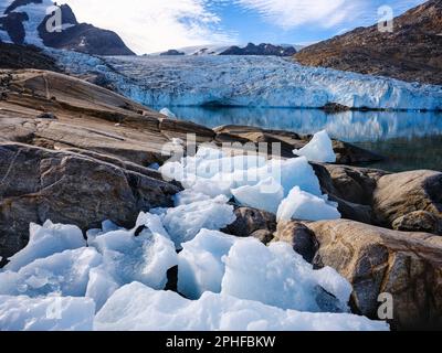 Ghiacciaio di Hahn. Paesaggio nel fiordo Johan Petersen, un ramo del fiordo di Sermilik (Sermiligaaaq) nella regione Ammassalik della Groenlandia orientale. Polare Foto Stock