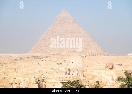 Una vista della Grande Sfinge e della Piramide di Khafre in una giornata di sole a Giza, Egitto Foto Stock