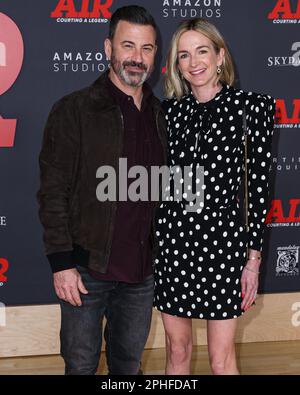 Westwood, Stati Uniti. 27th Mar, 2023. WESTWOOD, LOS ANGELES, CALIFORNIA, USA - 27 MARZO: Jimmy Kimmel e la moglie Molly McNearney arrivano alla prima mondiale degli Amazon Studios e alla 'Air' di Skydance Media che si tengono al Regency Village Theatre il 27 marzo 2023 a Westwood, Los Angeles, California, Stati Uniti. (Foto di Xavier Collin/Image Press Agency) Credit: Image Press Agency/Alamy Live News Foto Stock