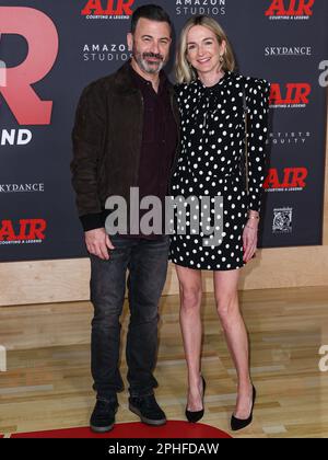 Westwood, Stati Uniti. 27th Mar, 2023. WESTWOOD, LOS ANGELES, CALIFORNIA, USA - 27 MARZO: Jimmy Kimmel e la moglie Molly McNearney arrivano alla prima mondiale degli Amazon Studios e alla 'Air' di Skydance Media che si tengono al Regency Village Theatre il 27 marzo 2023 a Westwood, Los Angeles, California, Stati Uniti. (Foto di Xavier Collin/Image Press Agency) Credit: Image Press Agency/Alamy Live News Foto Stock