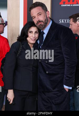 Westwood, Stati Uniti. 27th Mar, 2023. WESTWOOD, LOS ANGELES, CALIFORNIA, USA - 27 MARZO: Sue Kroll e ben Affleck arrivano alla prima mondiale degli Amazon Studios e alla 'Air' di Skydance Media che si tiene al Regency Village Theatre il 27 marzo 2023 a Westwood, Los Angeles, California, Stati Uniti. (Foto di Xavier Collin/Image Press Agency) Credit: Image Press Agency/Alamy Live News Foto Stock