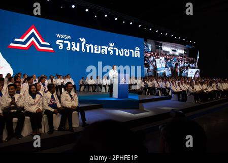 Nonthaburi, Thailandia. 25th Mar, 2023. Prayuth Chan-ocha (C), consegna un discorso di preparazione alle elezioni sulla fase della campagna del Partito delle Nazioni Unite Tailandesi, all'IMPACT Exhibition and Convention Center, Pakkred District, Nonthaburi (Bangkok Greater) il 25 marzo 2023. (Foto di Teera Noisakran/Pacific Press/Sipa USA) Credit: Sipa USA/Alamy Live News Foto Stock