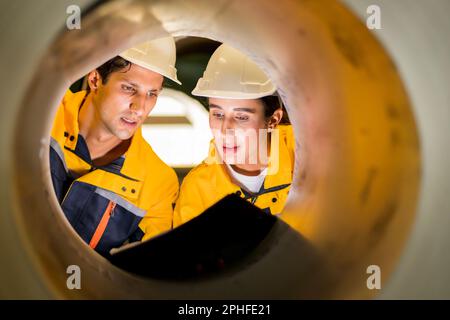 Una nuova generazione di ingegneri in una fabbrica di lamiere. Studiare metodi di lavoro da supervisori o colleghi e studiare da soli essere insegnato prof Foto Stock