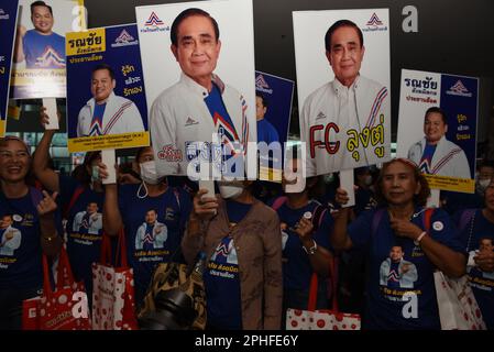 Nonthaburi, Thailandia. 25th Mar, 2023. Sostenitori del Partito delle Nazioni Unite, rally ascoltare la campagna e svelare i candidati del Partito delle Nazioni Unite Tailandesi per la Camera dei rappresentanti al CENTRO Esposizioni e Congressi IMPACT, Distretto Pakkred, Provincia di Nonthaburi (Bangkok Greater) il 25 marzo 2023. (Foto di Teera Noisakran/Pacific Press/Sipa USA) Credit: Sipa USA/Alamy Live News Foto Stock