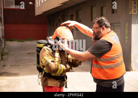 Cangas, Pontevedra, Spagna. marzo, 28th 2023. Le squadre di emergenza si preparano per il secondo intervento. polizia e guardia civile. Credit: Xan Gasalla /Alamy Live News. Foto Stock