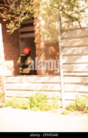 Cangas, Pontevedra, Spagna. marzo, 28th 2023. Le squadre di emergenza si preparano per il secondo intervento. polizia e guardia civile. Credit: Xan Gasalla /Alamy Live News. Foto Stock