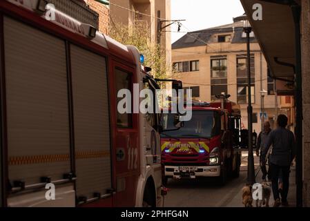 Cangas, Pontevedra, Spagna. marzo, 28th 2023. Le squadre di emergenza si preparano per il secondo intervento. polizia e guardia civile. Credit: Xan Gasalla /Alamy Live News. Foto Stock