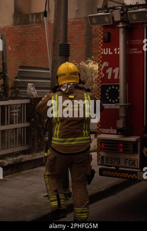 Cangas, Pontevedra, Spagna. marzo, 28th 2023. Le squadre di emergenza si preparano per il secondo intervento. polizia e guardia civile. Credit: Xan Gasalla /Alamy Live News. Foto Stock