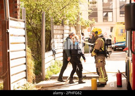 Cangas, Pontevedra, Spagna. marzo, 28th 2023. Le squadre di emergenza si preparano per il secondo intervento. polizia e guardia civile. Credit: Xan Gasalla /Alamy Live News. Foto Stock