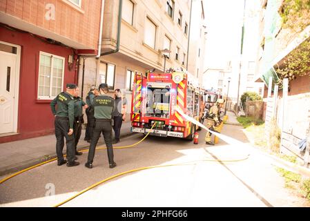 Cangas, Pontevedra, Spagna. marzo, 28th 2023. Le squadre di emergenza si preparano per il secondo intervento. polizia e guardia civile. Credit: Xan Gasalla /Alamy Live News. Foto Stock