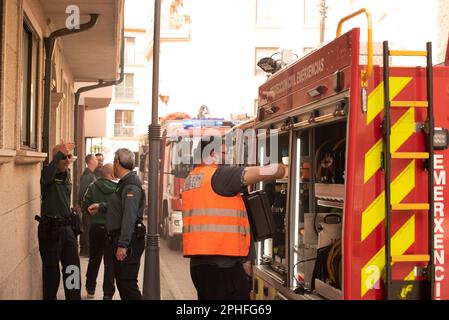 Cangas, Pontevedra, Spagna. marzo, 28th 2023. Le squadre di emergenza si preparano per il secondo intervento. polizia e guardia civile. Credit: Xan Gasalla /Alamy Live News. Foto Stock