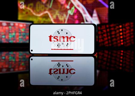 Parigi, Francia - 2023 marzo 28: Le azioni della società TSMC si sono abbassate sul mercato azionario. Crisi finanziaria e fallimento della società TSMC. Foto Stock