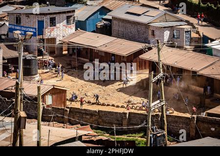 Nairobi, Kenya. 3rd Feb, 2023. Bambini che giocano in una scuola di Kibera slum, Nairobi, Kenya. Kibera è la più grande baraccopoli dell'Africa e una delle più grandi del mondo. Ospita una popolazione stimata di 1 milioni di persone che vivono in una situazione di estrema povertà. La maggior parte delle persone non ha accesso ai servizi di base e alle cure mediche: Solo il 20% circa di Kibera ha elettricità, e l’acqua che raggiunge le sue stalle non è pulita e causa tifo e colera. Nella maggior parte di Kibera non ci sono servizi igienici. I tassi di disoccupazione sono elevati e la maggior parte delle persone non può permettersi l'istruzione per il proprio chil Foto Stock