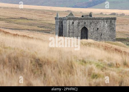 Hermitage Castle, un castello medievale semi-rovinato risalente al 1300, che è sotto la cura della Scozia storica, Liddlesdale, Roxburghshire. Foto Stock