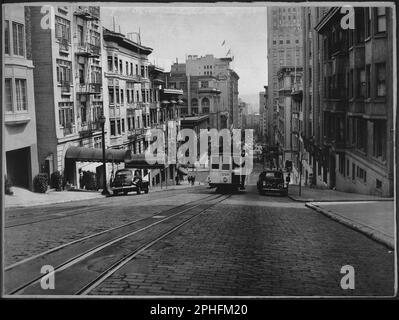 Le funivie di San Francisco salendo sulla Powell Street Hill, San Francisco, CA, circa 1945. (Foto di Office of War Information) Foto Stock