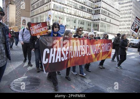 Gli attivisti per il clima ambientale dimostrano e marciano contro le grandi banche i continui investimenti nelle aziende di combustibili fossili che stanno lentamente devolgendo il pianeta in diversi modi. Foto Stock