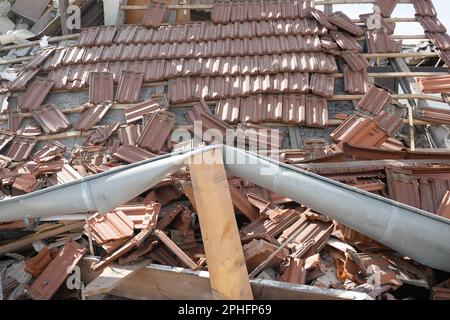 Ingelheim am Rhein, Germania. 28th Mar, 2023. I detriti sono visti dopo un'esplosione in una casa singola nel quartiere Heidesheim della città. Due persone sono state ferite nell'esplosione e l'edificio è crollato, ha detto la polizia. Credit: Sebastian Gollnow/dpa/Alamy Live News Foto Stock