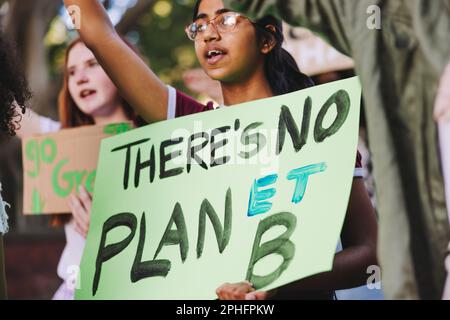 Attivisti adolescenti che si oppongono al cambiamento climatico. Gruppo di attivisti giovanili multietnici che marciano contro il riscaldamento globale e l'inquinamento. Diversi youn Foto Stock