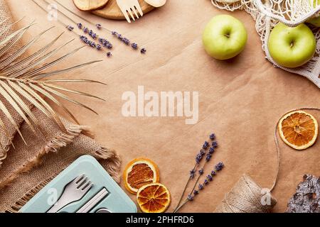 Concetto estetico, naturale, ecologico. Borsa Eco shopping con posate di legno e carta, mele, corteccia, lavanda. Sostenibile, zero sprechi, plasti Foto Stock