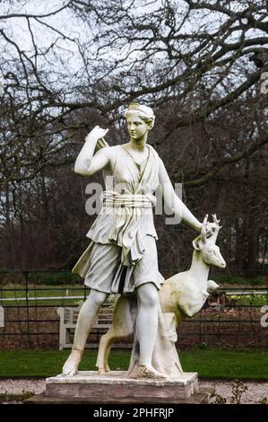 Intorno al Regno Unito - Statua di Diana la Cacciatrice nei giardini di Lytham Hall, Lytham, Lancashire Foto Stock