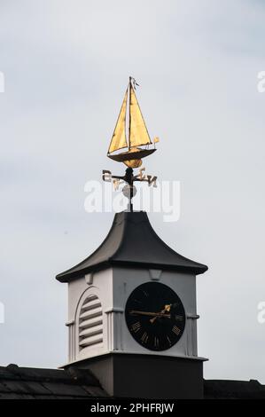 Giro del Regno Unito - pala decorativa su una torre dell'orologio a Lytham, Lancashire, Regno Unito Foto Stock