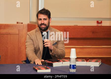 Pagani, Italia. 24th Mar, 2023. Il giornalista Sky Sport Peppe di Stefano presenta il suo ultimo libro 'Milanello . La casa del diavolo'. Aneddoti e background sul centro sportivo di Milanello, sede dell'allenamento del club calcistico AC Milan che gioca nella Serie A del Campionato Italiano di Calcio. Presentare i tifosi del Milan Club di Pagani. (Foto di Pasquale Senatore/Pacific Press/Sipa USA) Credit: Sipa USA/Alamy Live News Foto Stock