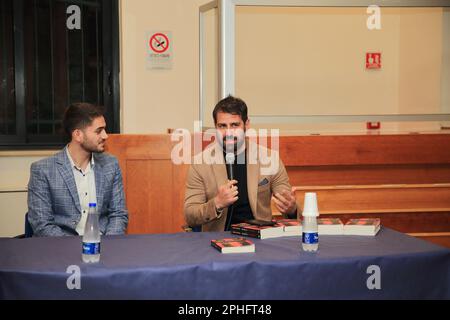 Pagani, Italia. 24th Mar, 2023. Il giornalista Sky Sport Peppe di Stefano presenta il suo ultimo libro 'Milanello . La casa del diavolo'. Aneddoti e background sul centro sportivo di Milanello, sede dell'allenamento del club calcistico AC Milan che gioca nella Serie A del Campionato Italiano di Calcio. Presentare i tifosi del Milan Club di Pagani. (Foto di Pasquale Senatore/Pacific Press/Sipa USA) Credit: Sipa USA/Alamy Live News Foto Stock