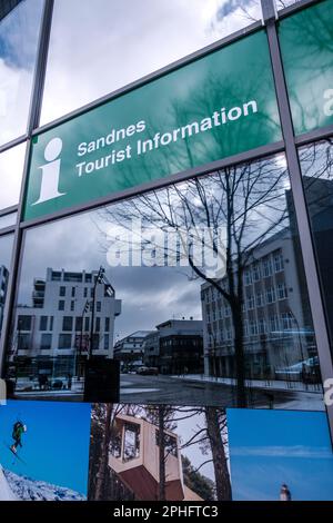 Sandnes, Norvegia, 11 2023 marzo, Sandnes Ufficio informazioni turistiche con Centro Città riflessioni nella finestra e non persone Foto Stock